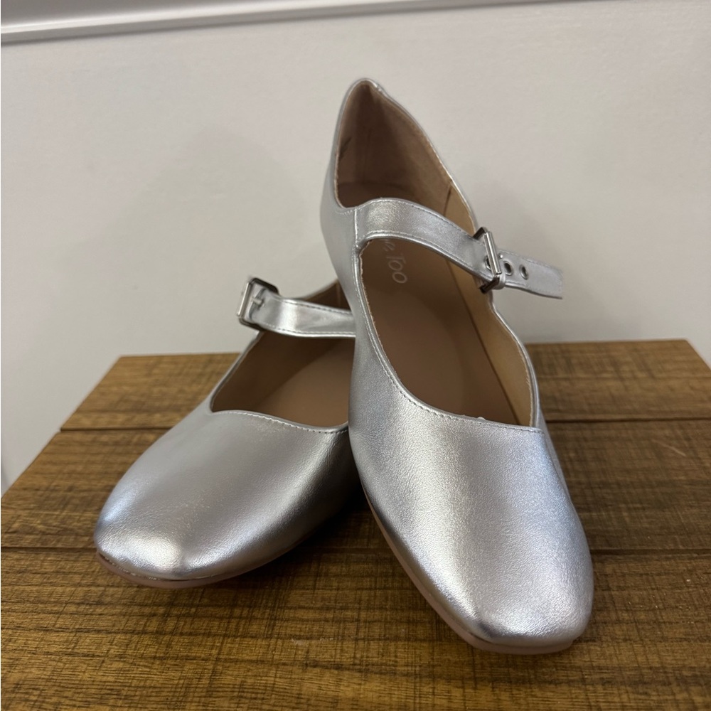 Me Too Silver Flats size 9.5